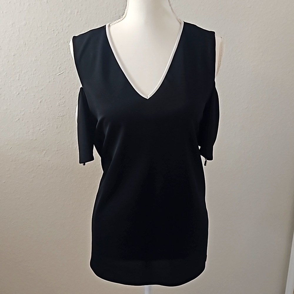 Calvin Klein Womens off the shoulder top. In black, size medium.